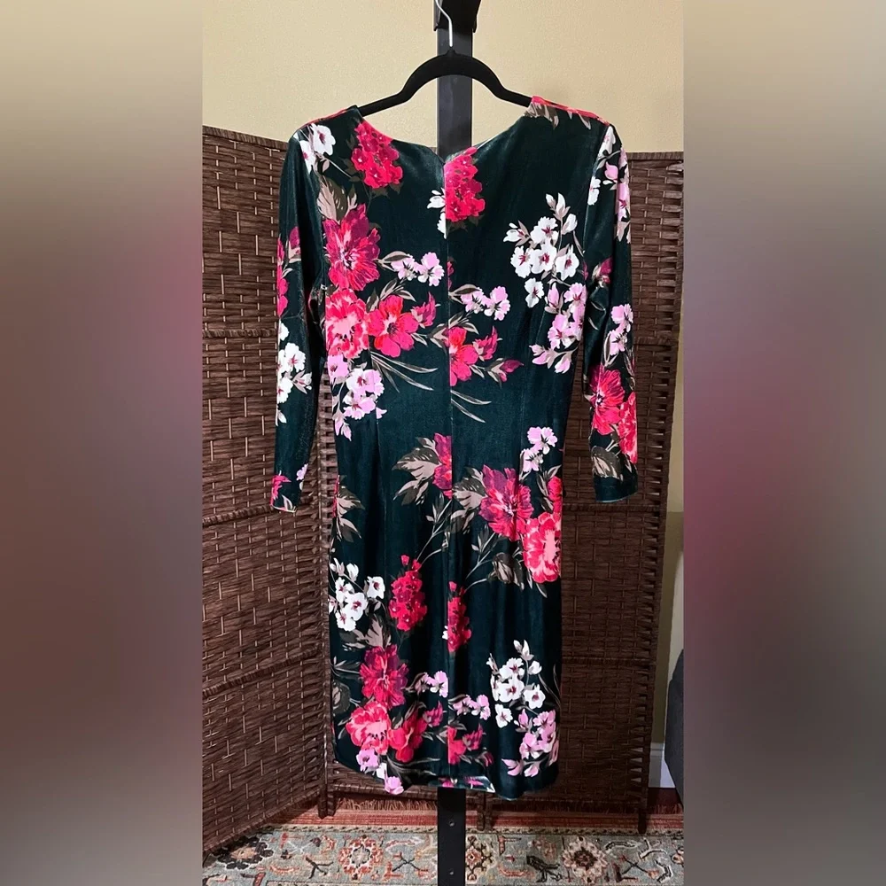 NEW Vince Camuto Floral Print Crew Neck Velvet Sheath Dress – Size 12 - Picture 3 of 5